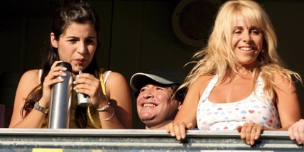 Maradona, la figlia attacca l’avvocato: “Paghiamo i tuoi debiti”