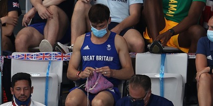 Olimpiadi, finale tuffi: Tom Daley fa l'uncinetto!