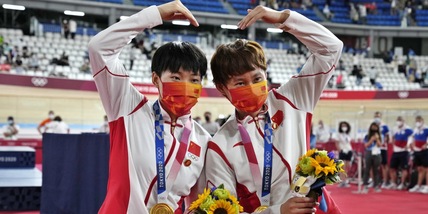 Olimpiadi, atlete cinesi sul podio con spilla di Mao: il Cio chiede spiegazioni