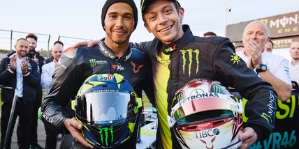 MotoGp, Rossi si complimenta con Hamilton: "Congratulazioni per le 100 vittorie"