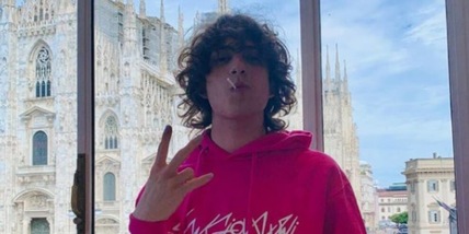 Sangiovanni spiega perché mette lo smalto e indossa la gonna