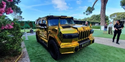 Dartz Prombron, in vendita il SUV dorato del film "Il dittatore"