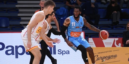 Napoli asfalta una Pesaro in profonda crisi, Trento batte Brindisi