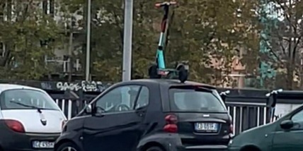 Roma, monopattino elettrico sul tetto di una Smart: la foto è virale