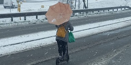 Piacenza, in monopattino nella tormenta: la foto fa il giro del web