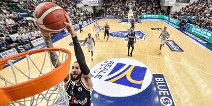 Basket, la Virtus Bologna sbanca Sassari e vola in vetta. Brescia ko