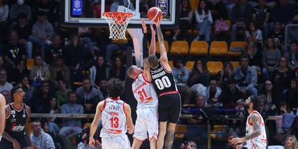 Basket, Virtus Bologna sola in vetta. L'Olimpia aggancia Tortona