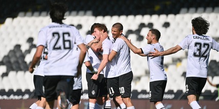 Serie C, il Cesena pareggia in 10 e resta in vetta con l'Entella