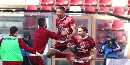 Serie C, la Reggiana vince di rigore e mantiene la vetta. Poker Gubbio, Cesena ko