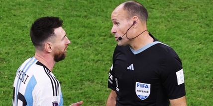 Messi, furia contro l'arbitro: "Assurdo che sia qui". Poi attacca Van Gaal