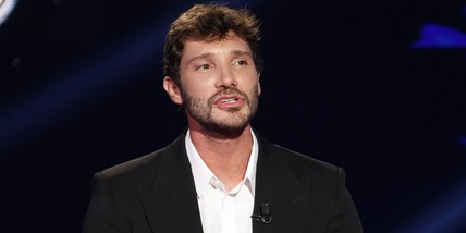 Stefano De Martino compie 34 anni: frase hot sulla torta di compleanno