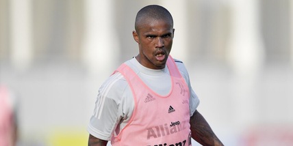 Juve, Douglas Costa vola in Arabia: si allontana il ritorno