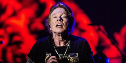 Axl Rose in tribunale per aggressione sessuale a un'ex modella: "Come un uomo delle caverne"