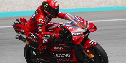 MotoGP, pole super di Vinales a Valencia: Bagnaia 2°, Martin solo 6°