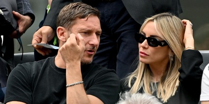 Totti e il ritratto con Noemi Bocchi: "Lo ha messo nell'antibagno"