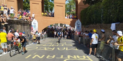 Tour de France, grande folla su San Luca: cori e scritte per Pantani