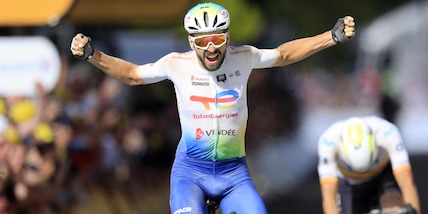 Tour de France, Turgis vince in volata la nona tappa. Pogacar resta in giallo