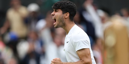 Alcaraz ai quarti a Wimbledon: soffre contro Humbert, ma vince in lotta