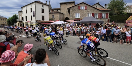 Tour de France, brivido per Pogacar: lo sloveno cade e poi riparte