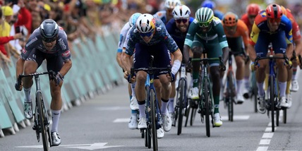 Tour de France, Roglic dice addio: Philipsen vince in volata a Pau