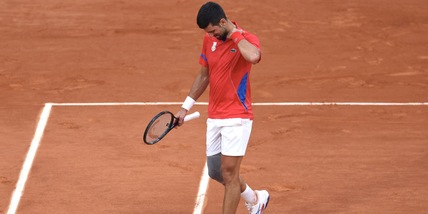 Allarme Djokovic verso la semifinale con Musetti: "Preoccupato per il mio ginocchio"