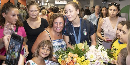 Trionfale accoglienza per le azzurre all'arrivo in Italia