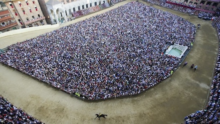 A Siena lo spettacolo del Palio