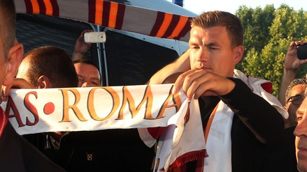 Roma, Dzeko a Roma. Oltre mille tifosi lo accolgono e lui si fa il selfie