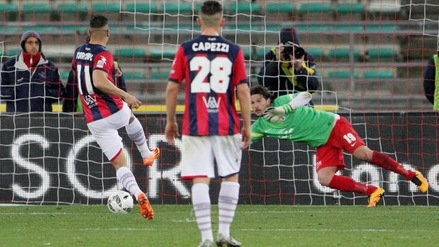 Serie B, Bari-Crotone 2-3: Maniero segna e poi va in porta