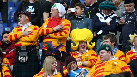 Sei Nazioni, Italia-Scozia: che look dei tifosi sugli spalti!