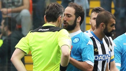 Napoli, per Higuain si aspetta il referto: rischia tre giornate