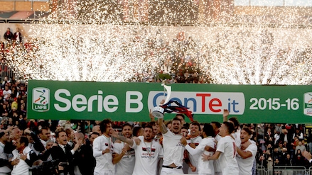 Serie B, il Cagliari campione alza la coppa