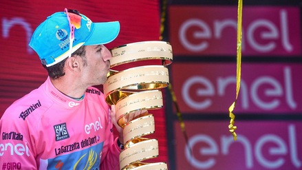 Giro d'Italia, è il trionfo di Nibali: eccolo sul podio