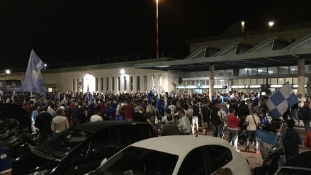 Pescara in serie A, tifosi in delirio! Bagno di folla all'aeroporto