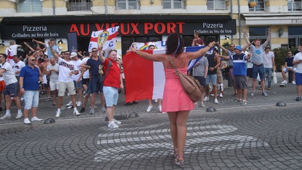 Arrivano gli hooligans? La tifosa francese non ha paura