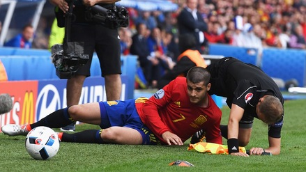 Spagna-Repubblica Ceca, Morata abbatte il guardalinee