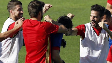 Italia-Spagna -3, i sorrisi nell'allenamento spagnolo
