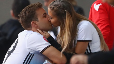 Germania ai quarti, Götze festeggia con la sexy fidanzata