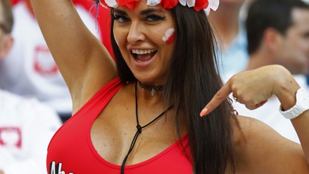 Euro 2016 Polonia-Portogallo, sfida di bellezze sugli spalti