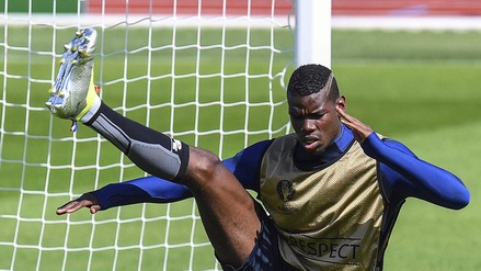 Francia-Islanda, Pogba si allena sulle spaccate con il look dorato