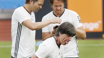 Euro 2016 Germania, Löw alla Jordan: calcio al pallone con la lingua di fuori