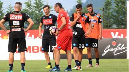 Napoli, Sarri in rosso guida il primo allenamento a Dimaro