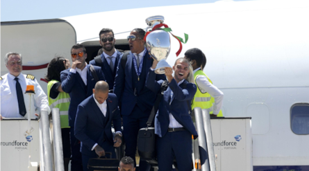 Il Portogallo scende dall'aereo con la Coppa