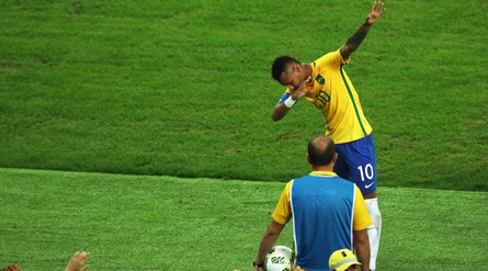 Brasile-Germania, Neymar segna e esulta alla Bolt