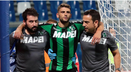 Sassuolo, Berardi segna e poi lascia il campo per infortunio