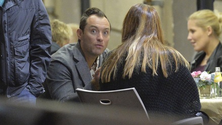 Jude Law con la fidanzata in un bar di via Veneto a Roma