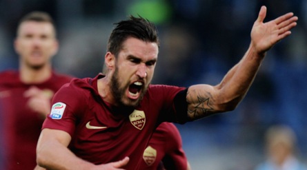 Serie A, Lazio-Roma 0-2: Strootman e Nainggolan decisivi