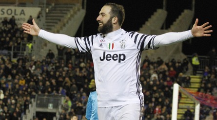 Serie A, Cagliari-Juventus 0-2: doppietta Higuain. La Roma torna a -7