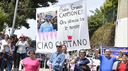 Giro d'Italia 100 nel nome di Scarponi: gli striscioni in suo ricordo