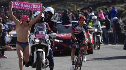 Giro d'Italia, l'invasione sull'Etna è in mutande